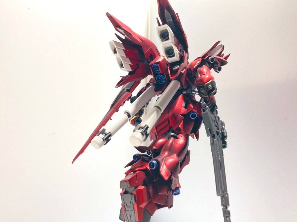 シナンジュのトレードマークのスラスター！裏打ちが寂しかったのでプラバン工作。さらにプロペラントタンクも改造。いい感じです