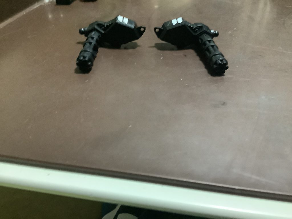 さてさてお次はガトリングガン。白い部分がありますがこれシールなんですねー。早速シール4枚使用。あと何枚使うのかなぁ♪チラッ…ゲホッゲホッゲホォ…ウソダドンドコドーン!