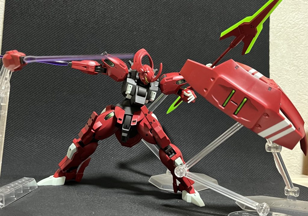 シンプルな機体と思いきや腕や肩パーツが分離する機体だったとは…!ドローンのシールドで防ぎ本体で攻撃、素敵ですね…実質四つ腕なのがめっちゃ好き!!