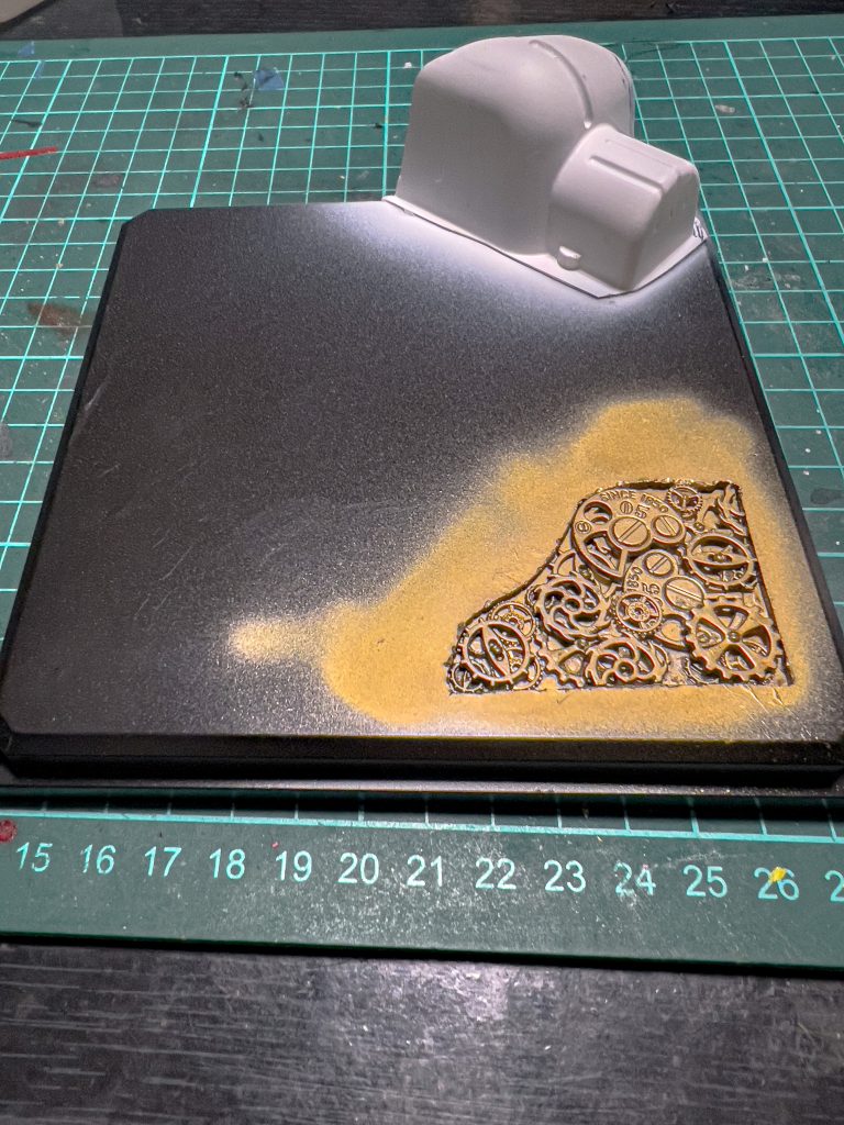 台座はこんな感じで創りました。建物は嫁さんの毛染め用の使い捨てのケースをぶった斬って接着してやりました。