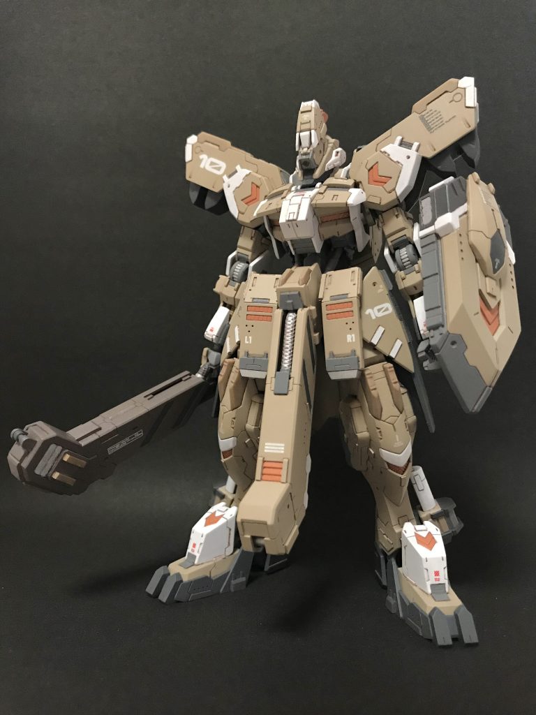 装備して一枚。どことなく人型モンスター感ありませんか? 個人的には長い頭からゴブリンを連想したのでゴブリンヘッドというあだ名(で呼ばれているという脳内設定)を付けました。