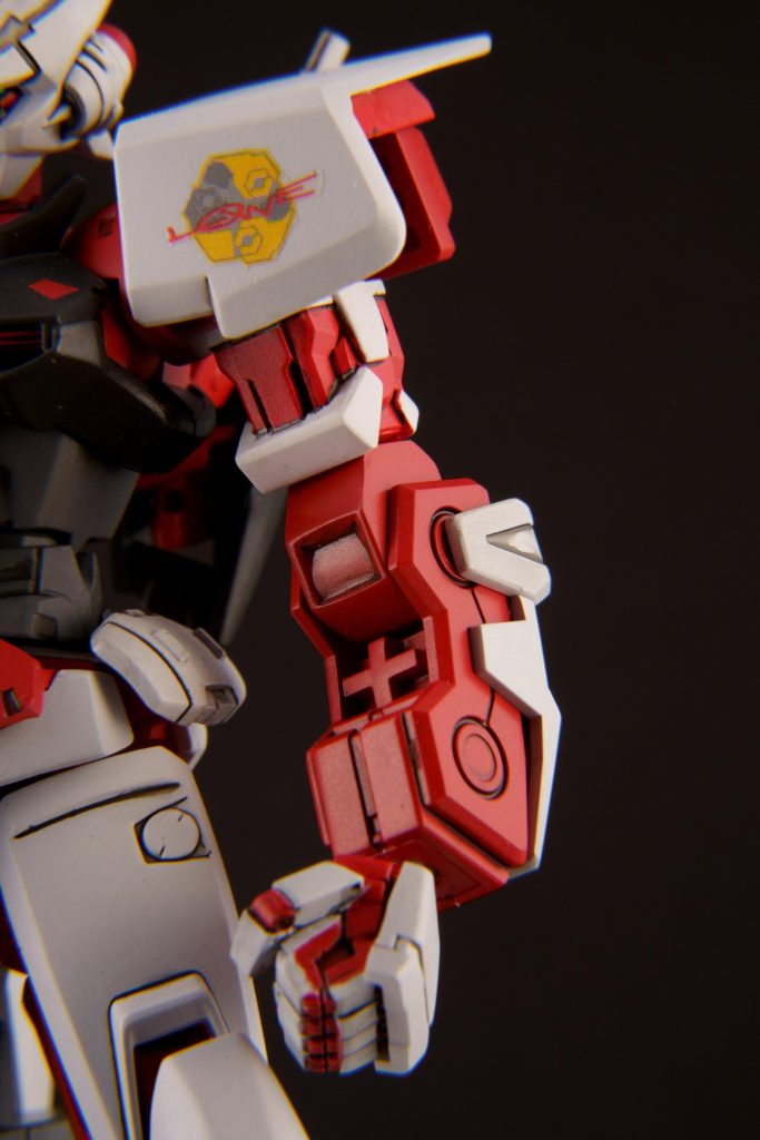 関節を旧HGから持ってきて、十字のパーツはプラバンでつくりました。