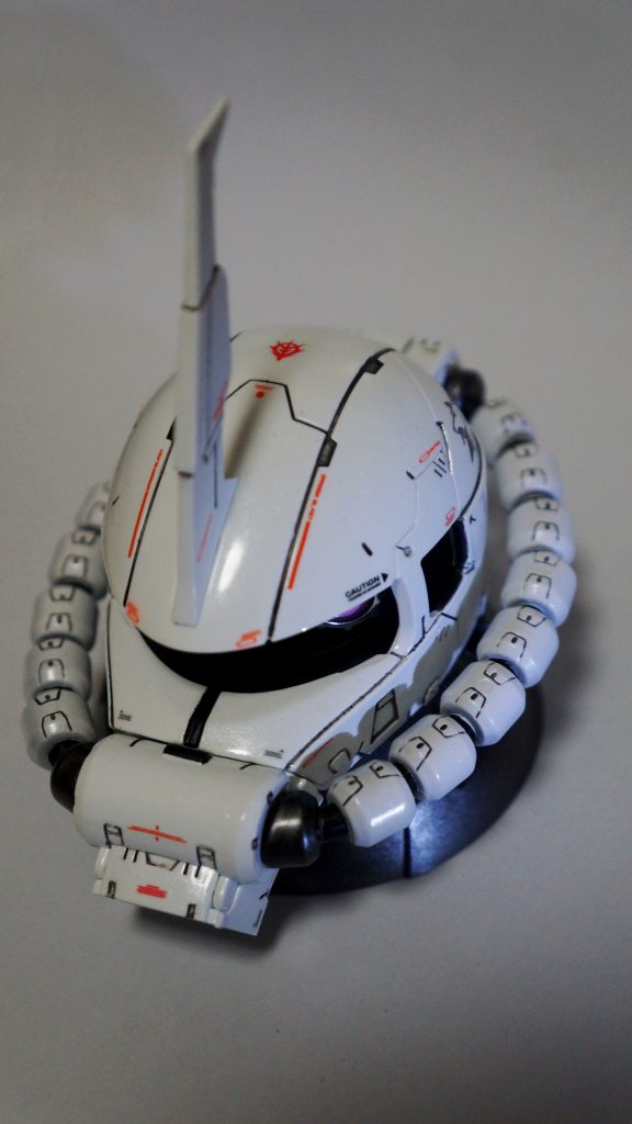 真っ黒な動力パイプが気に入らなかったので、ホワイトパールで塗装し、スミ入れ、デカール貼り付け後にパールクリアでコートしています。当時光沢塗装のなんとやらを全く理解していなかったので、あまり艶が出ていませんね。今もなんとやらを心得たわけではありませんが…。