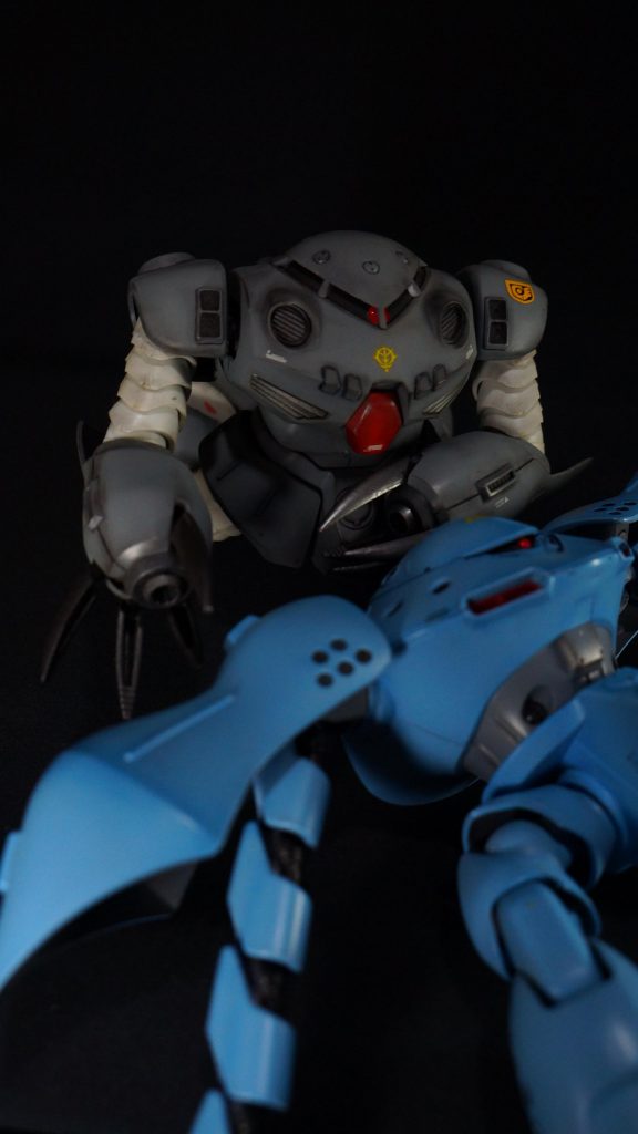 アンディーーーー!!!可動範囲がいまいちで寝そべるようにしかしゃがめないですね。ちなみに共演のハイゴッグは20年近く前に作成したものです。