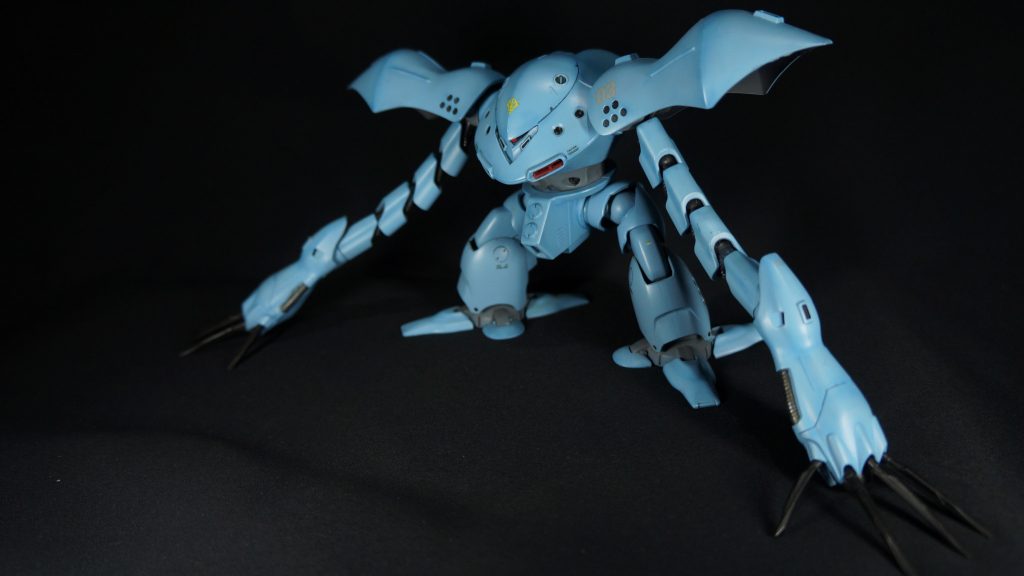 意味もわからず、とりあえずグレーサフを下地に吹き付け、ハイゴッグ用のガンダムカラーで全塗装しています。すね部分の合わせ目だけは、消しています。肩や頭部?はそのままになっています。