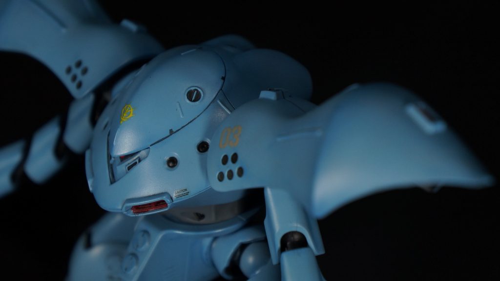 作成当時はスミ入れはやっていませんでした。ガンダムマーカーでスミ入れはやったことがありましたが、はみ出しまくって、ひどいことになった苦い記憶があるので、避けたのだと思います。現状施されているスミ入れは5年前の復帰後のものになります。