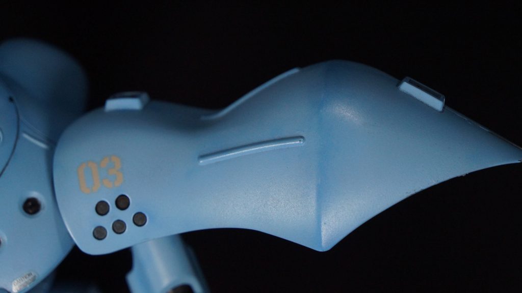 わかりにくいですが、思い付きでシャドー吹きしています。エッジ部分にやや暗めの青を吹いています。ただ、組み上げた後に思いつたせいで、腕はフレームがついたまま塗装したため、グレーの上にも青が薄っすら塗れてしまっています。当時から面倒くさがりだったのがよくわかります。