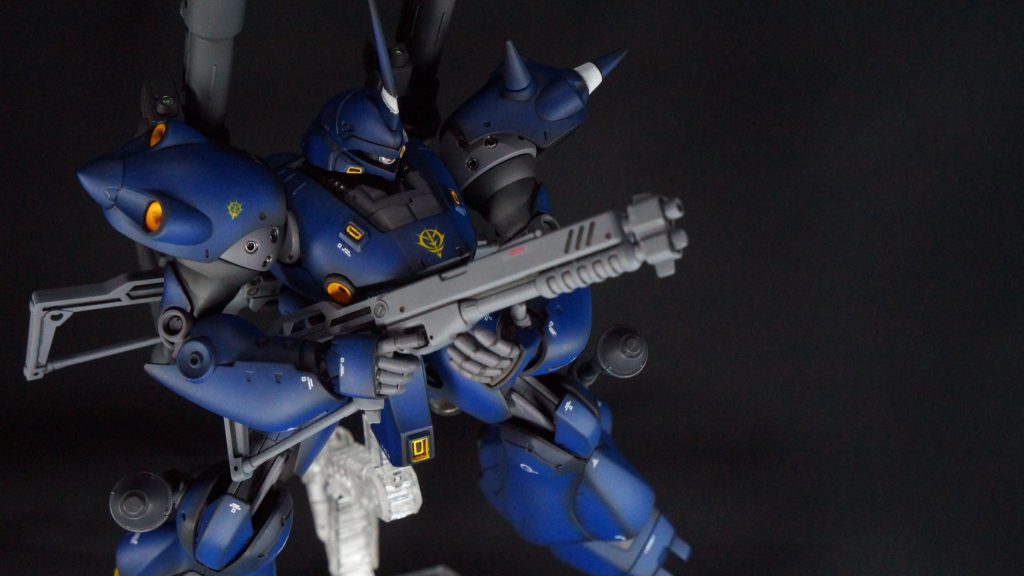 5年前に太ももなどの合わせ目を消しましたが、白く変色して目立ってしまっていたので、全塗装に切り替えて制作することにし、試してみたかった「黒立ち上げ」にトライした作品になります。グラデーションの加減がよくわからず、わざとらしい不自然な感じになっていますが、ケンプファーには合うかなと納得しています。