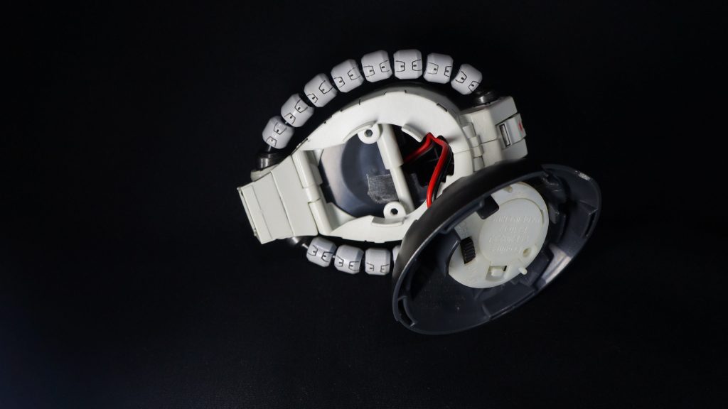 100均のろうそくみたいなランプの電池ケースとLEDを流用し、間を電線でつないでいます。ちょうど電池ケースが土台に収まるサイズでした。