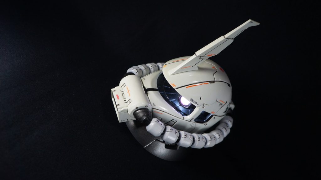 お決まりですが、モノアイにLEDを組み込んで、発光するように改造しています。