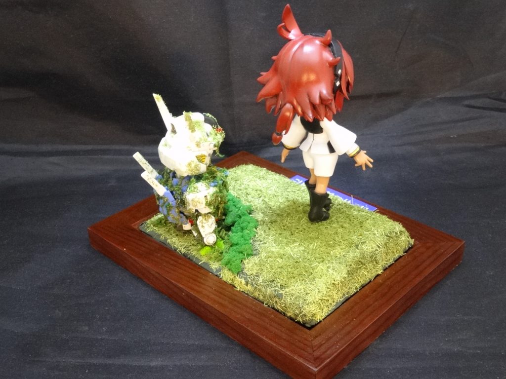 地面部分は100均の紙粘土やジオラマ用の素材で製作しています