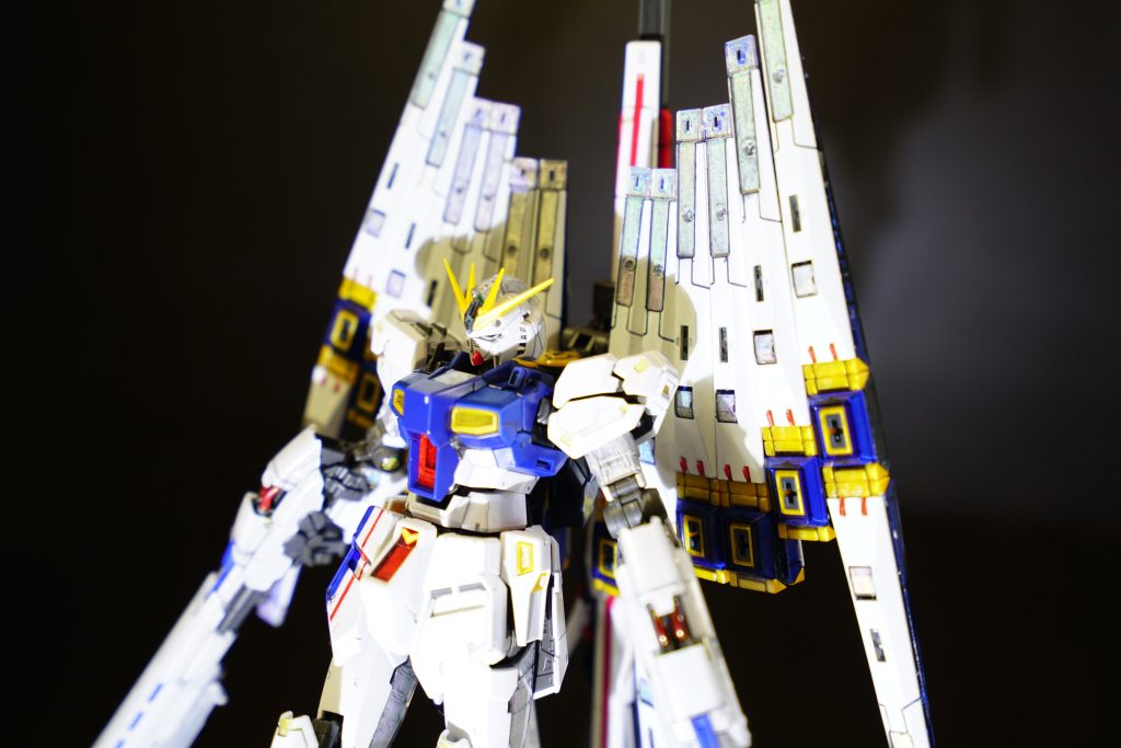 本体パーツは、下記を置き換えイエローパーツ→メタリックイエローグレーパーツ→クリア+裏面からホロホワイトレッドパーツ→クリアレッド+裏面からホロレッドブレードアンテナセンターをクリアブルー+裏面からホロホワイト塗装は、スミ入れと発行部にホロカラー(ホワイトorイエロー)腰部のフロントアーマーをステッカーでなく、カッターでラインを決めて、ブルー&レッドで塗り分けました。