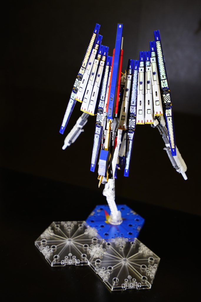 フィンファンネルは、本体カラーリングと親和性をもたせたかったのですが、クリアの裏面からホロホワイトを塗っただけでは、後付け感が強くなってしまいました。解体匠機を参考に表のホワイトと、裏のメタリックはホロホワイトで追加塗装ブルーは、せっかくのクリアパーツですが、中も透けてほしくない為、裏面からブルーで塗装ロングレンジフィンファンネルに合わせて、レッドの差し色が欲しかった為、イエローパーツの突起部をレッドで塗装しました