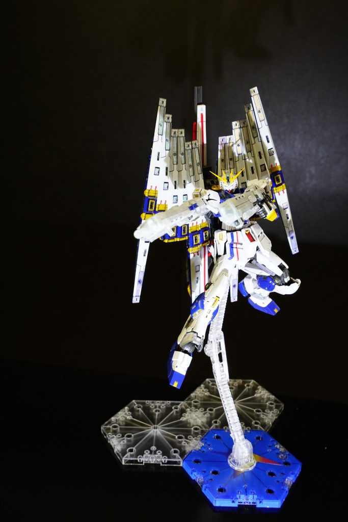 HWSの追加パーツを丸々使わないのは、勿体ない……でも、追加装甲系のパーツは、マッシブになってしまうので、個人的なスマートさのイメージから離れてしまう。という事で、ライフルのみ拝借裏面からホワイトで塗装通常のライフル配色を参考にブルーとレッドに加え、ホロイエローで塗装しました