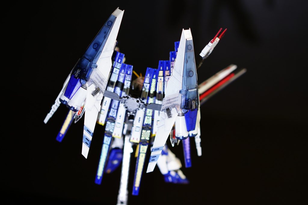 ハイ・メガ・シールドの搭載アームは、追加したブースターユニットに3mm穴加工のジョイントにしています。なので、上の紹介通り、ロングレンジフィンファンネルも背面に搭載可能です。