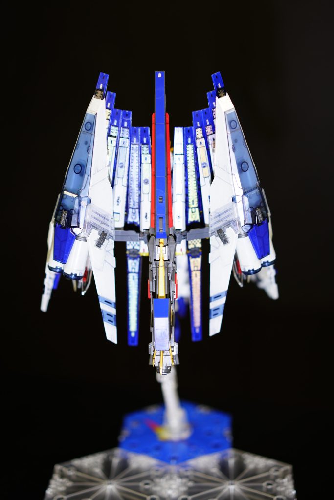 ハイ・メガ・シールドは、小型化とスラスターの追加でアームドアーマーDEに改良された