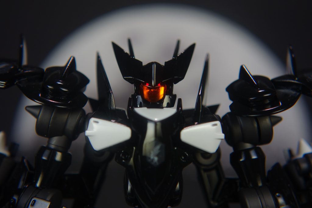 頭部はGNフラッグを意識してツインアイ電飾