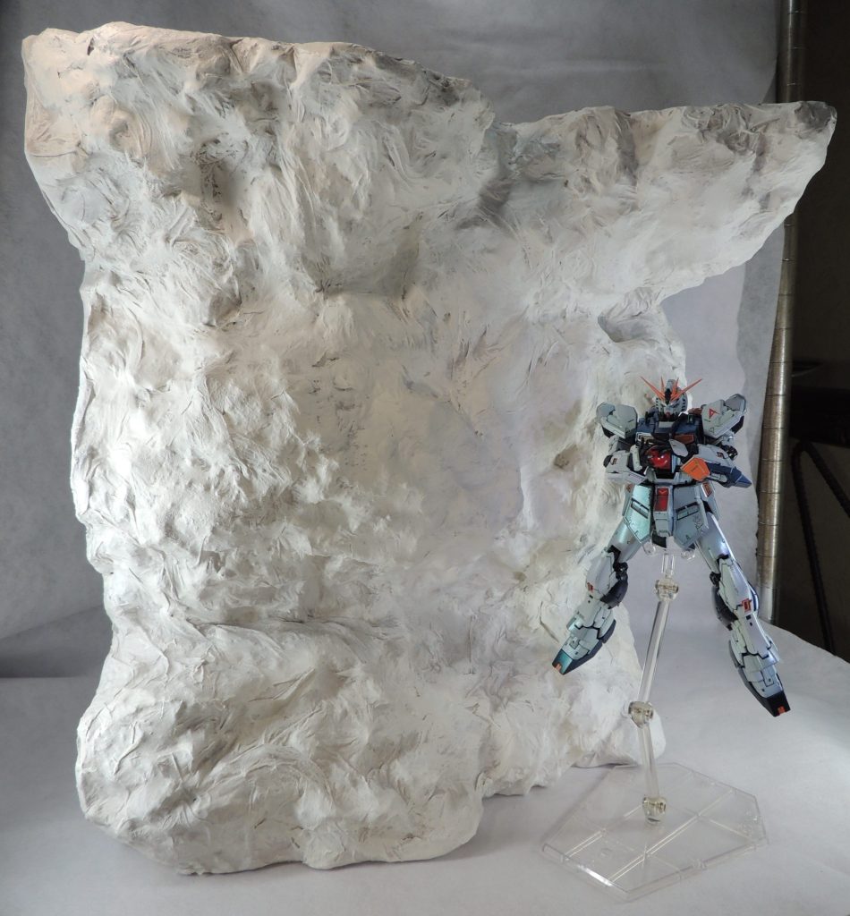 製作途中の隕石です。スタイロフォームのブロックの塊を削り、ジオラマ用石膏でオーバーコート。表面にザラつき感が欲しかったので、ジェッソにシーナリーパウダーを混ぜ込んで表面に塗りました。全体を筆塗りしましたが、とにかく大きいので時間がかかりました。