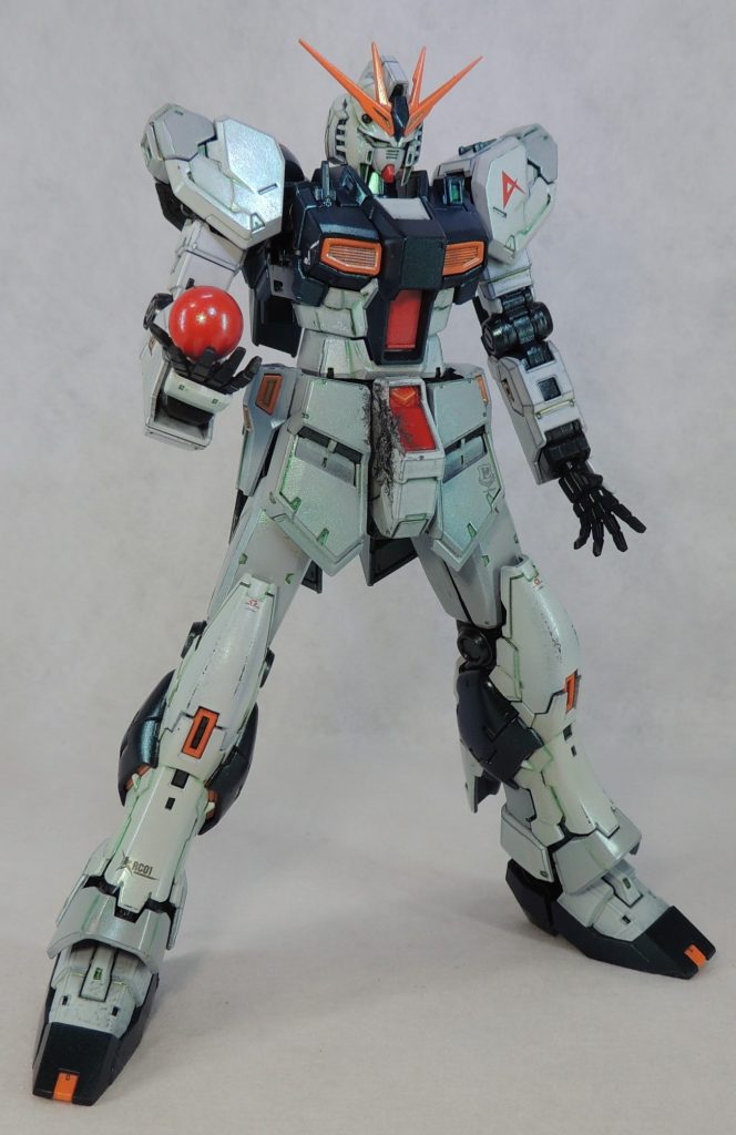 νガンダムは素組のRGを使用しています。劇中から確認できるダメージ表現を施しました。全体的にうっすらとMr.クリスタルカラーのターコイズグリーンでオーバーコートし、サイコフィールドが形成されつつある状態を表現しました。なお、全てのМSは固定ポーズで仕上げています。