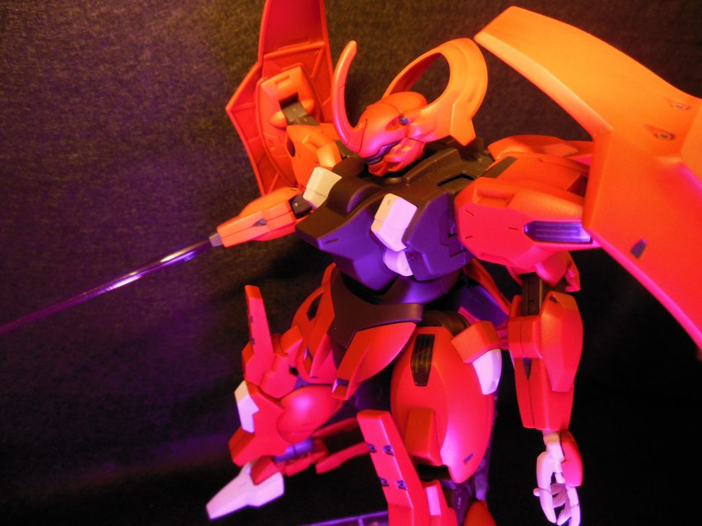 マッシブで色んなギミックがあるのですが、台座がたくさんないと劇中らしい飾り方はできないかもキットに一つ台座が付属しているのはありがたいですね