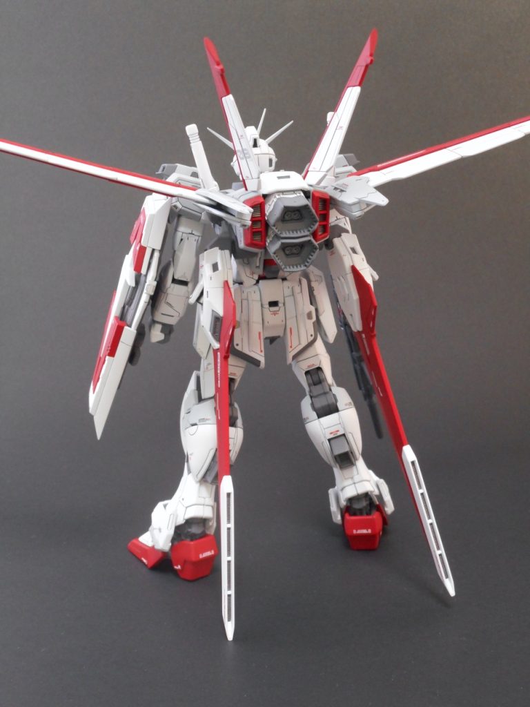 後ろから。この角度だと手を入れた箇所がわかりづらいですね。翼を閉じた写真も撮っておくべきでした。