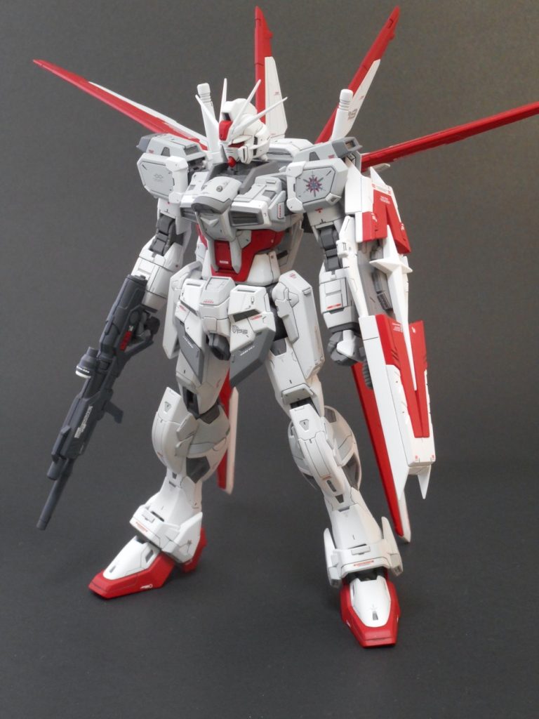 胸部や肩、前腕部や膝パーツ等、全体的にディテールアップしているのが分かるかと思います。プロポーション的には股関節のパーツの軸を2mm程伸ばし、気持ち足を長くしています。それに合わせて外装も加工しています。