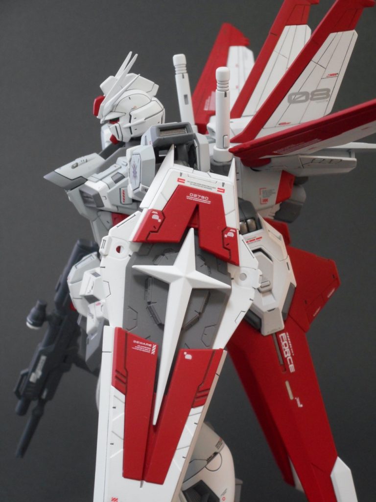 制作過程で貼る写真ではないですがどうしても載せたかったので横から。主翼なんかは1度削ってフラットにしてから筋彫りを追加したり色々やってるのですが、それが確認できる写真を撮らなかった・・・・・本当に失敗でした。