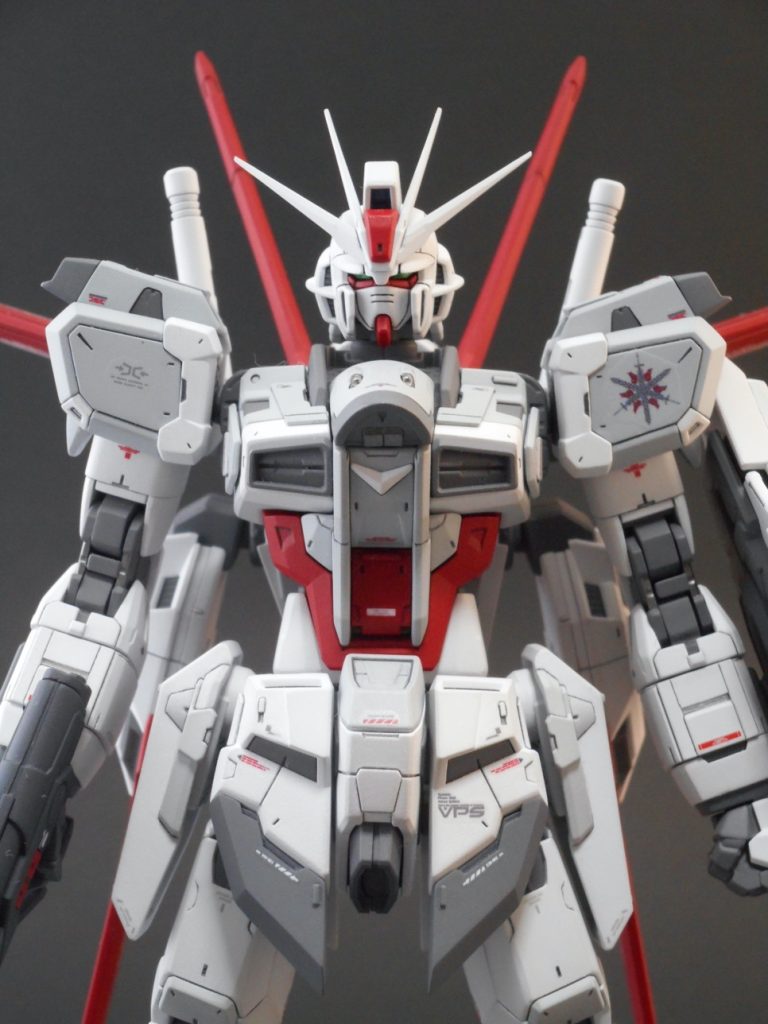 バストアップ2。顔の顎パーツ(赤い部分)を元より細めに削っています。インパルスブランシュのカラーリングに合った、女性的なイメージになっているかなと。前腕部は元のディテールを全部削ってフラットにしてからプラ板を貼り付けました。