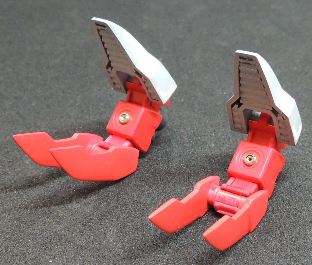 シャクルクロウはかかと部分の先端を先鋭化。足裏は凹凸モールドを追加しました。中央部には金属部品でティティールを追加。