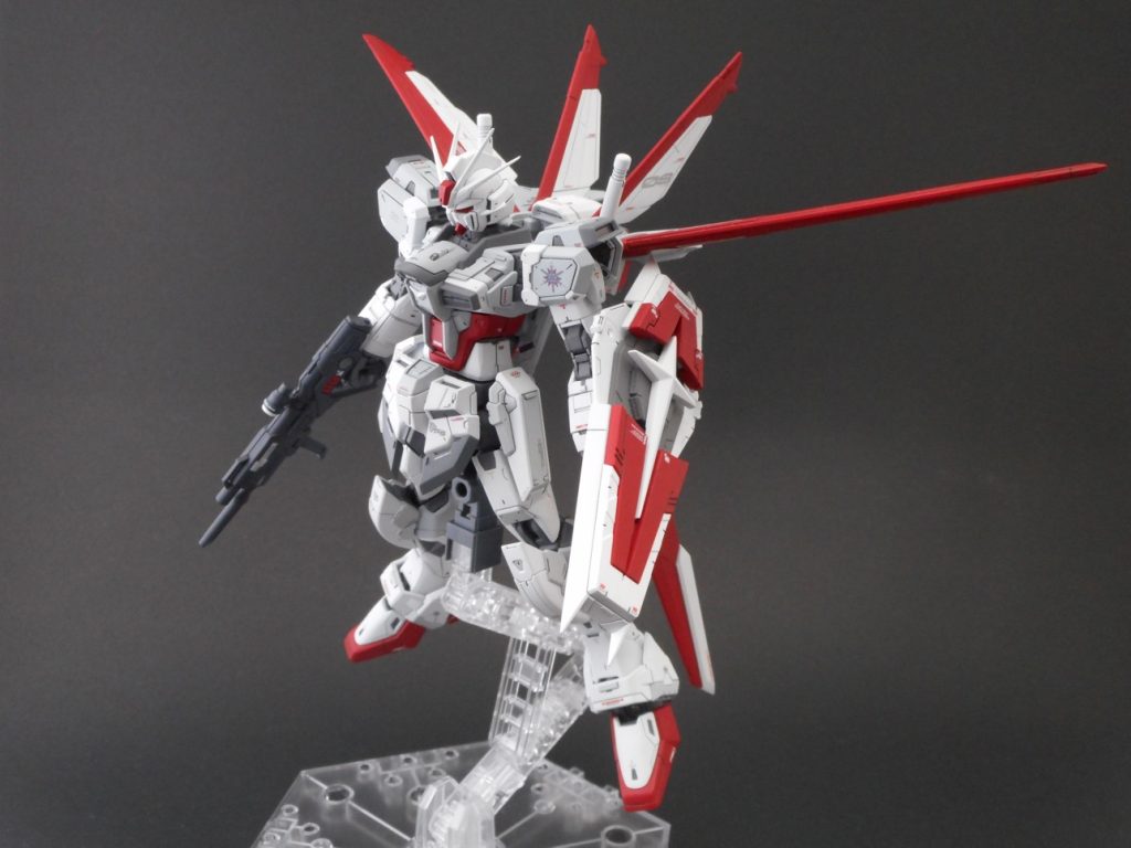 自宅ではこのポーズで飾っています。ちなみに色ですが、白パーツはクールホワイト+ガンダムホワイト半々、赤パーツはモンザレッド+マルーン半々、グレー部分は明灰白色+クールホワイト(細かい割合は失念)明るいグレー部分はライトグレーFS36495、関節部分はグレーバイオレット、スカート部分や肩部分の濃いグレーはNグレーです。メタリック部分はスーパーアイアンとガンメタルを混ぜたものを使ってます。