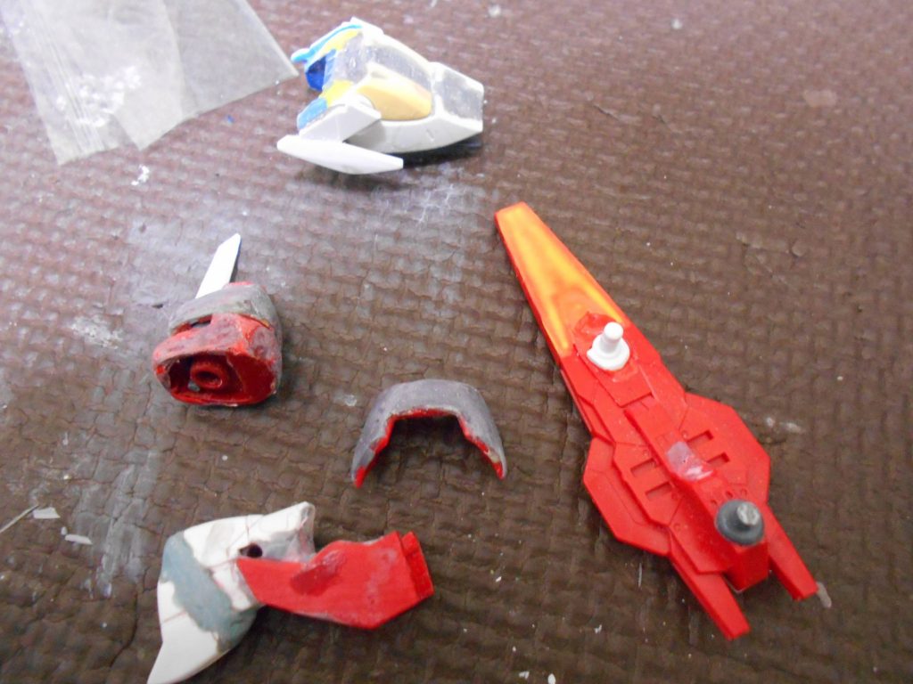 写真にあるパテは、ジャンクパーツをMr.カラー真溶媒液で溶かして、作りました。通常のパテはあまり使っていません。