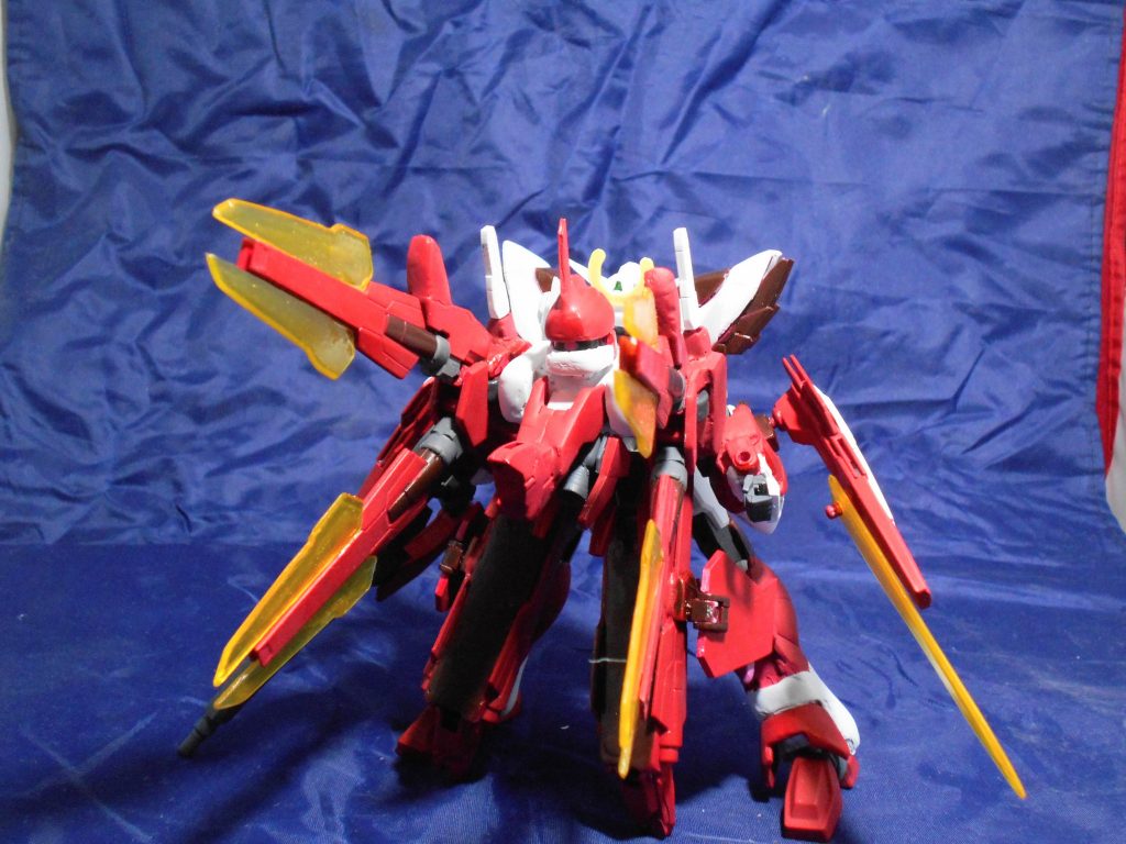 キャノンモードはサキブレをイメージしています。また、カメラアイをモノアイにしたくて、サイコ・ザクの頭部をベースに制作しました。