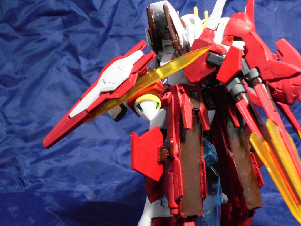 カラーリングと4つのカメラアイはタイプエクシア達をイメージ、ソード部分は舞台でリボーンズガンダムが使った黄色、さらにオリジナルの太陽炉という設定で緑にしています。