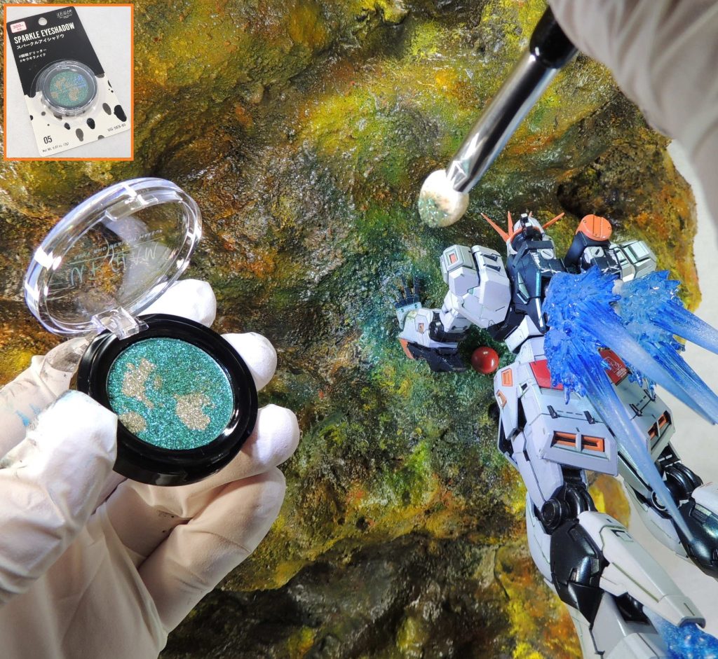 サイコフィールドの発生源に繊細なキラキラ感が欲しかったので、化粧品のスパークルアイシャドウを擦り付けてみました。イイ感じに光を拾ってくれます。