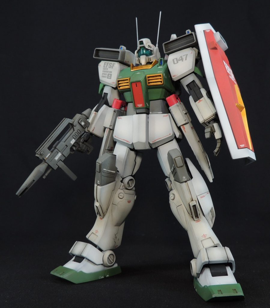 ジムⅢは、顔を寒ジムとのニコイチとし精悍なツラ構えに(ただし、完成後はほとんど見えなくなりました…)。胴体をプラ板の積層で延長し、プロポーションを変更しています。