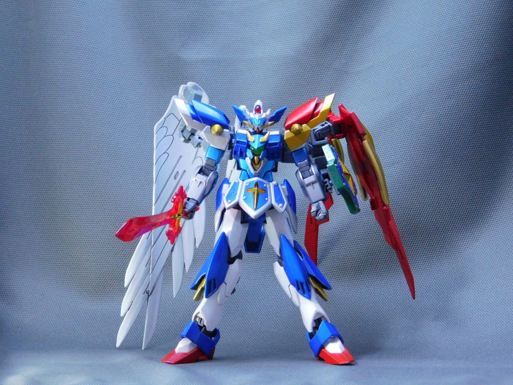 フロントビュー。以前はシンメトリーでしたが、中破したことによって設定通りのアシンメトリーになりました。特に武装に変更はありません。肩を本来のフェニーチェのものにしましたが、マントが付けられなくなりました。