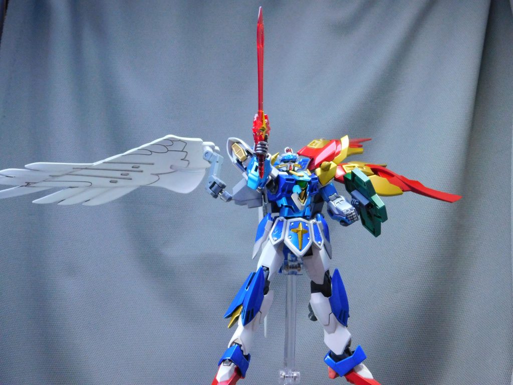 持ち手をウイングゼロ炎のカスタムパーツに変更したことで、剣を掲げるポーズが取れます。