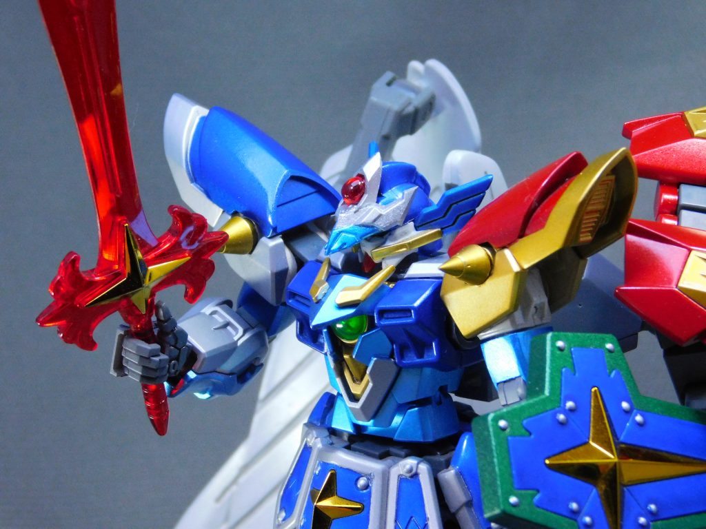 以前の掲載写真と似たアングルで。以前は持ち手で保持していたシールドは、ウイングゼロ炎のシールド保持パーツに変更。