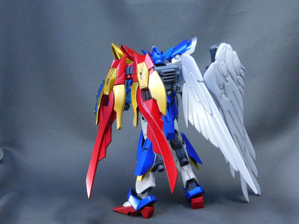 リアビュー。背部ウイングは以前はどちらもHGウイングゼロカスタムのものでしたが、片方はウイングゼロ炎のものになりました。