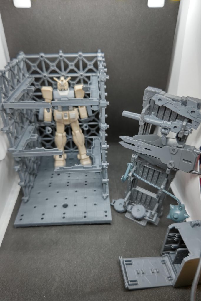 トラスベースへの格納は別パターンも考えていたり。ガンダム戦記っぽい格納庫ジオラマ、作ってみたいですね。