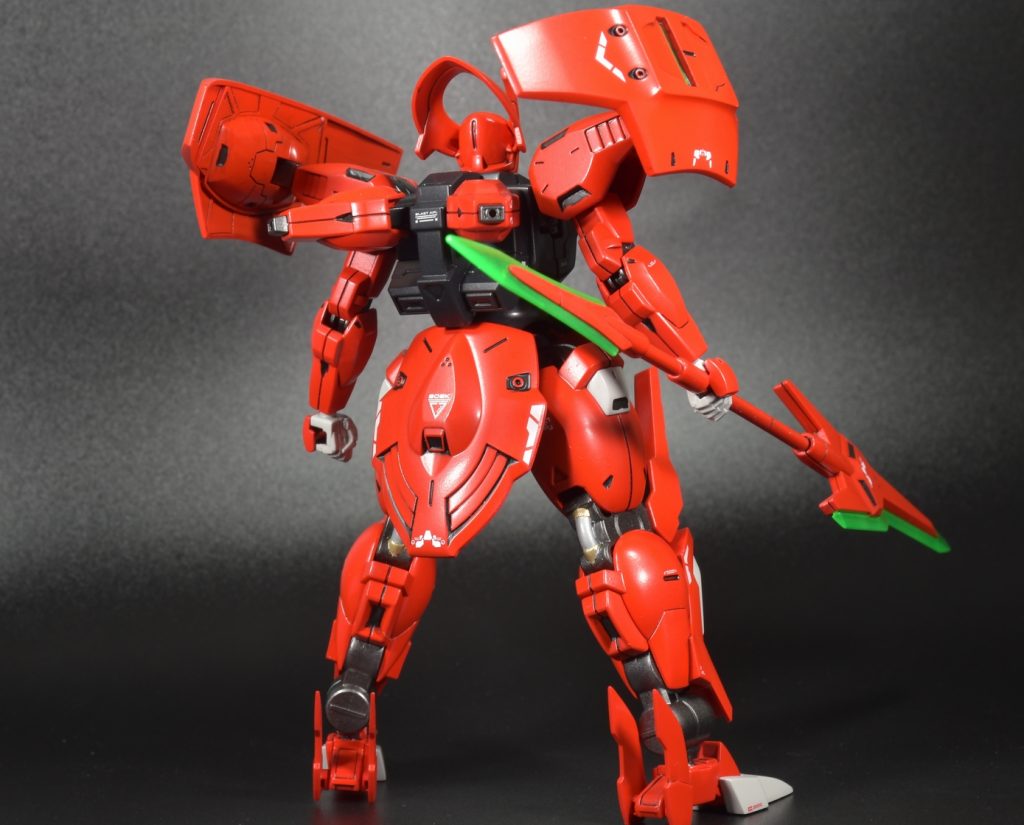 前後レッド：ピンクサフ→ブライトレッド+ルミレッドブラック：ニュートラルグレーⅤホワイト：ニュートラルグレーⅠ関節：スターブライトアイアンシェルユニット、頭部センサー、サーベルエフェクトは蛍光カラーで塗装してブラックライトで光るようにしました。サーベルエフェクトはアニメに合わせて他キットから流用しています。