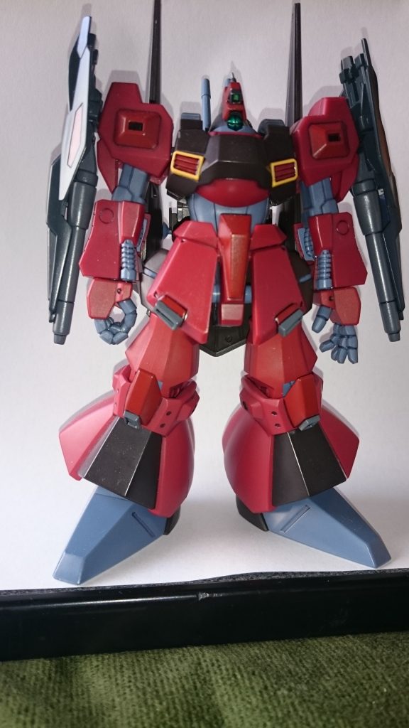 フロントスカート、膝部にスラスター追加。胸部インテ－ク装備。