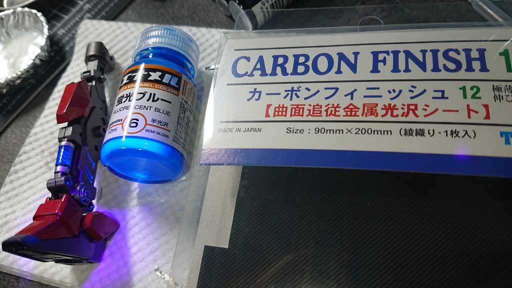 足まわりはシリンダー部分にハセガワのカーボンフィニッシュシートを貼り付け、更にガイアエナメル蛍光ブルーをスミ入れのように塗りました。ブラックライトを照射するといい感じに光ります☄️😎✨