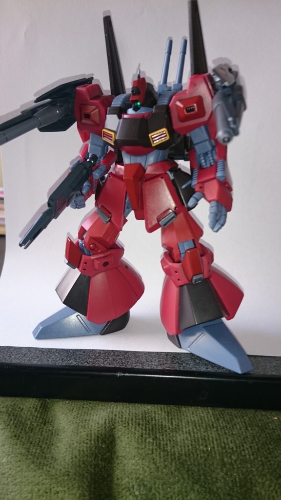 肩のバインダーはビルダーズ系改造です。ライフルはジム2系。