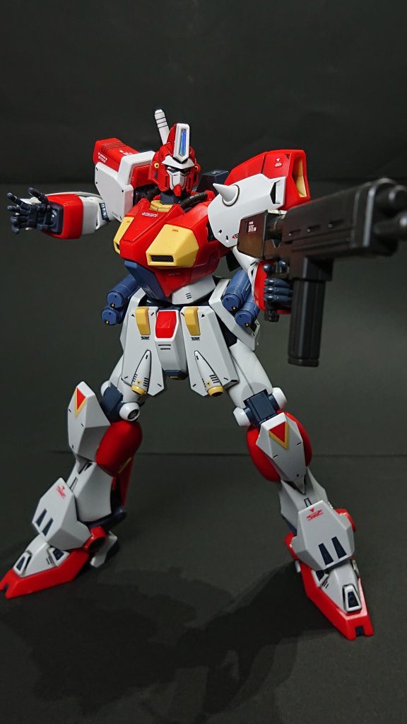 頭部のツインアイ、センサーは付属シールではなく、ホログラムのシールに置き換えてみました。角度によって色が変わるので気に入ってます。また狂気を感じる平手もあり、ゲーム劇中の魅入られた感じがあってすごくいいですね。