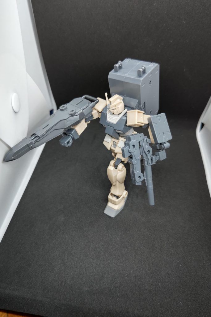 しかしながら、ランチャーを折りたたんでシールド刺突による格闘戦!のようなポーズを取ったりもできるので折り畳めるのは利点でもあります。