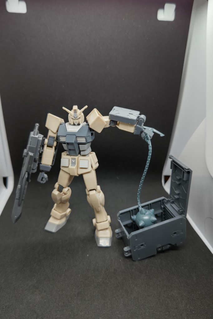 ウェポンコンテナには作戦に応じ異なる追加装備を格納しているイメージです。弾薬だったりトラップだったり、この写真のように予備の武装を仕込んでいることも。ガンダムハンマーを取り出すのが思った以上に様になりました。