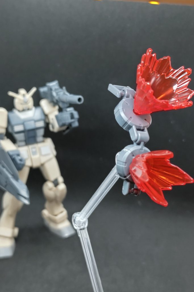 罠用の地雷を投げつけ、空中で爆破する高等技能……なイメージ写真。当初はチェーン・マインのように投げさせたかったのですが、EGのままの手首だと持てそうにないので断念。結果ス○ロボやエクバのごとく爆弾を投げて、撃ち抜いて着火な変態技術っぽくなりました。