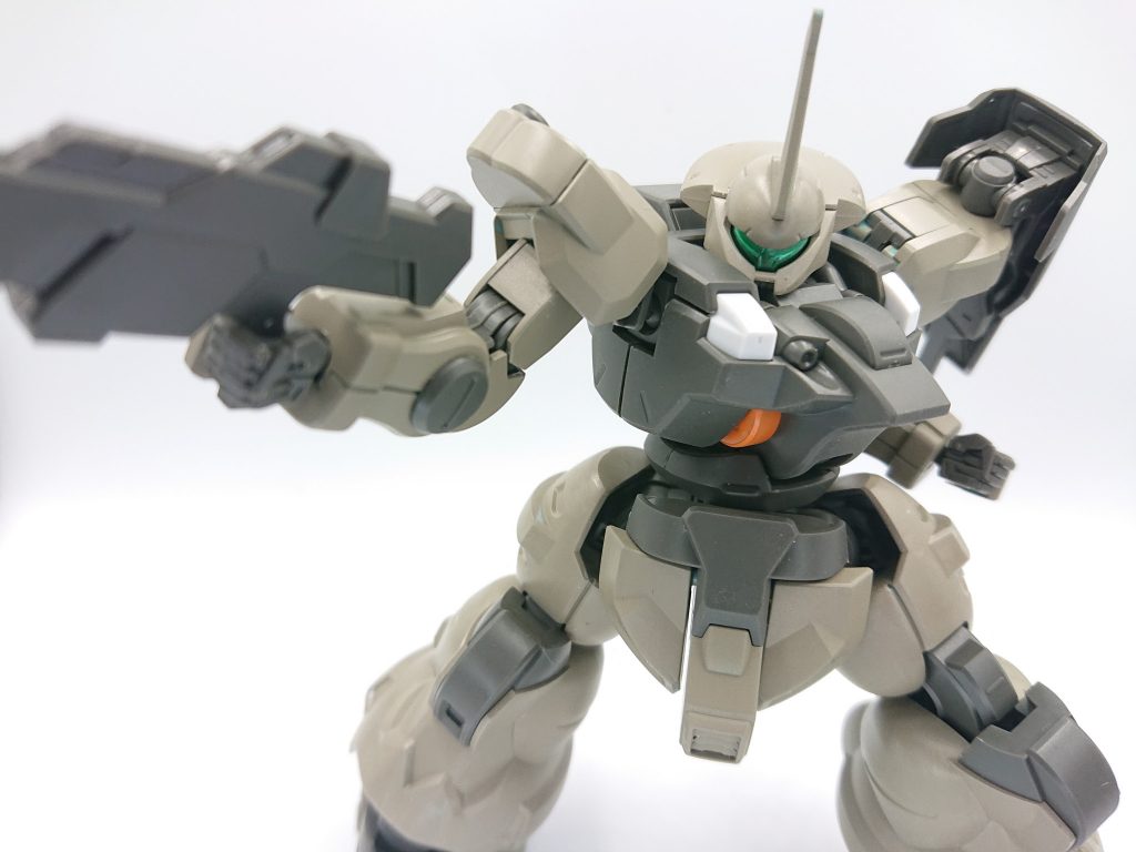 使用したカラーはガイアカラーのフレームアームズガールカラー轟雷外装カラーとフェイバリット塗料のNAZSCAカラーマンダリンオレンジ。バイザーにガンダムマーカーのメタルグリーンを使用。