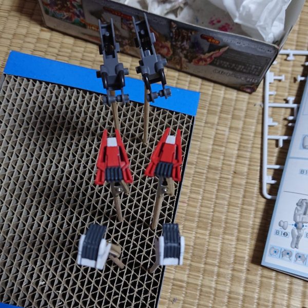 HGガンダムエアリアルの制作その３です。脚のパイプを以前調色したバエルグレー2で足の裏面をレギンレイズジュリアグレーで筆塗り。足先も赤一色なので白でそれっぽく筆塗り。多分旧MGEx-Sのときに使った白です。